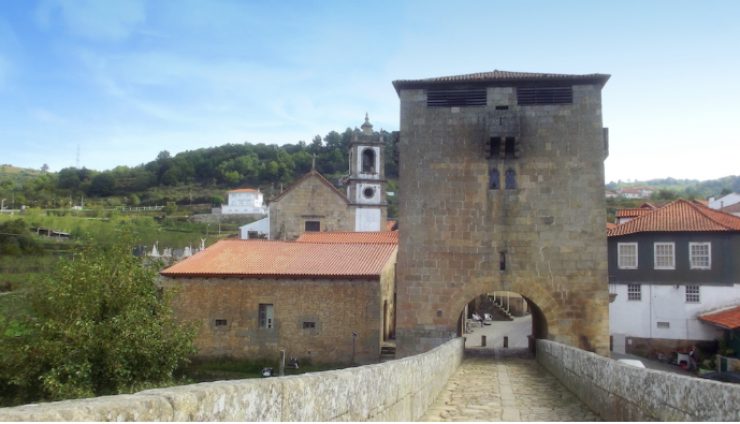 Ucanha: A ponte, a torre e o moinho de rodízio junto ao rio Varosa