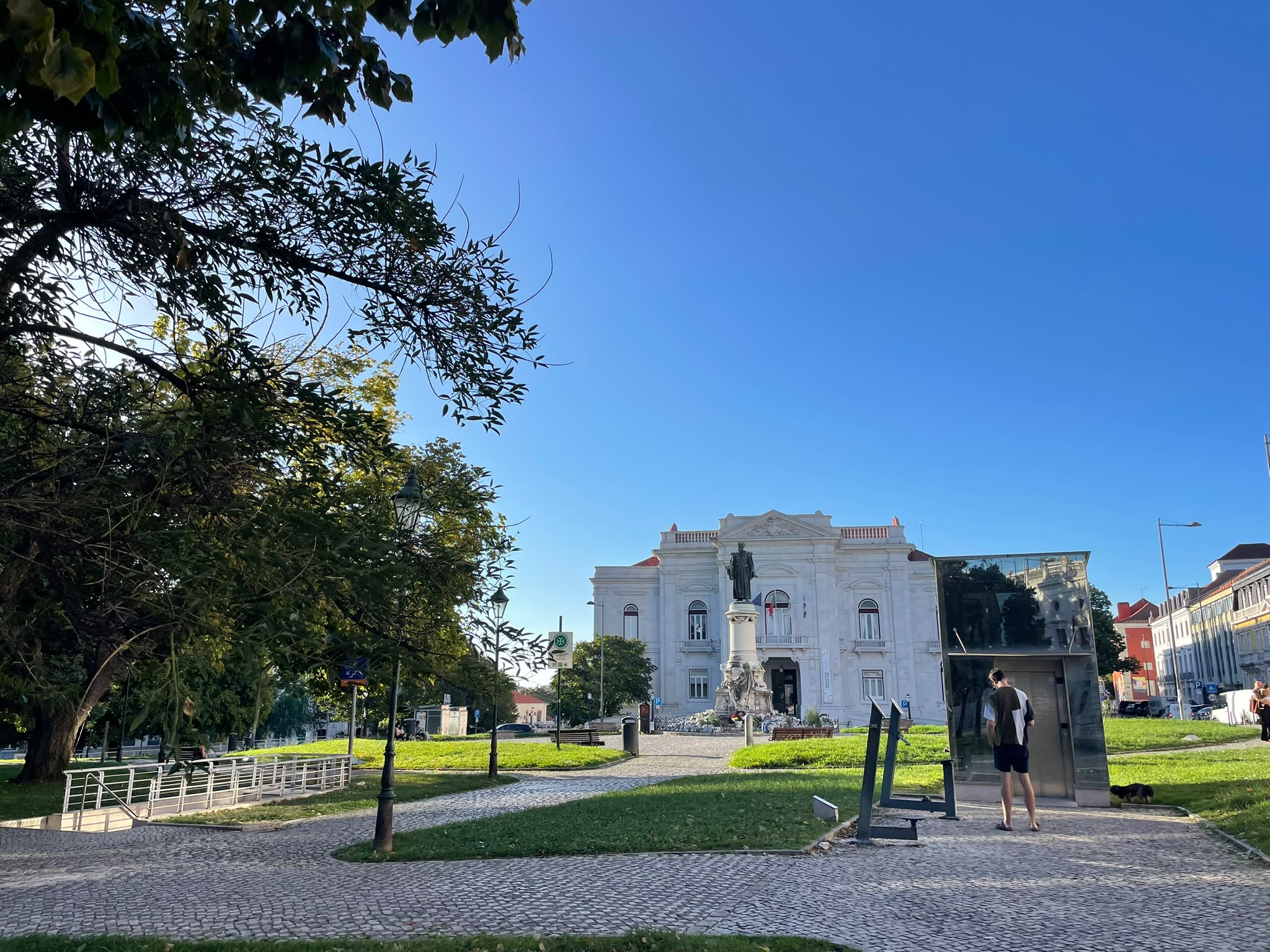 Explorando a História e a Arquitetura da NOVA Medical School em Lisboa