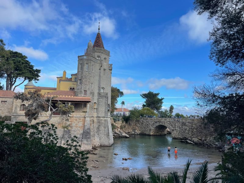Descubra a Encantadora Praia de Santa Marta em Cascais